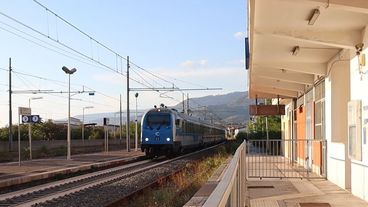 Treni e annunci alla Stazione di Fuscaldo (CS)