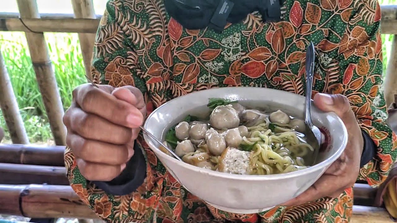 NYATANYA ENAK BANGET!!! BELUM BUKA SUDAH DI ANTRI PEMBELI-BAKSO KRIKIL PAK BOWO