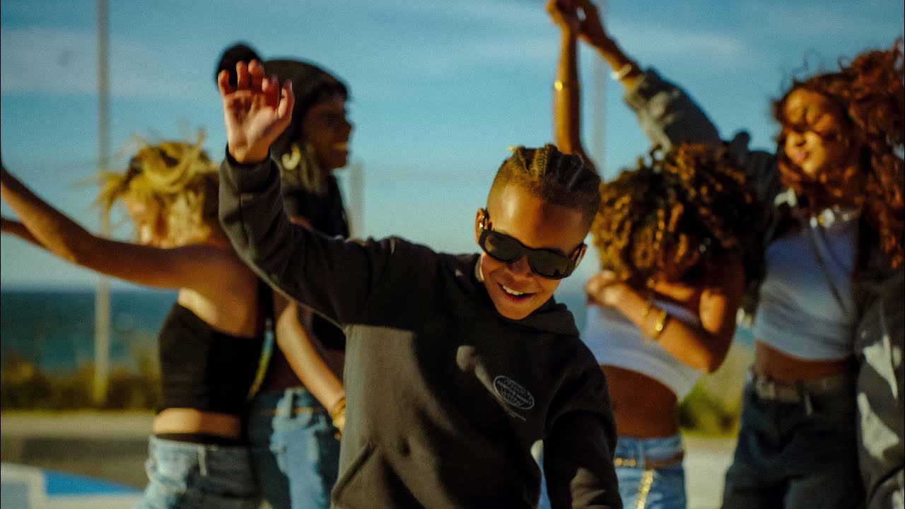BISOUS - BROWWNY & CLA (Clip Officiel)
