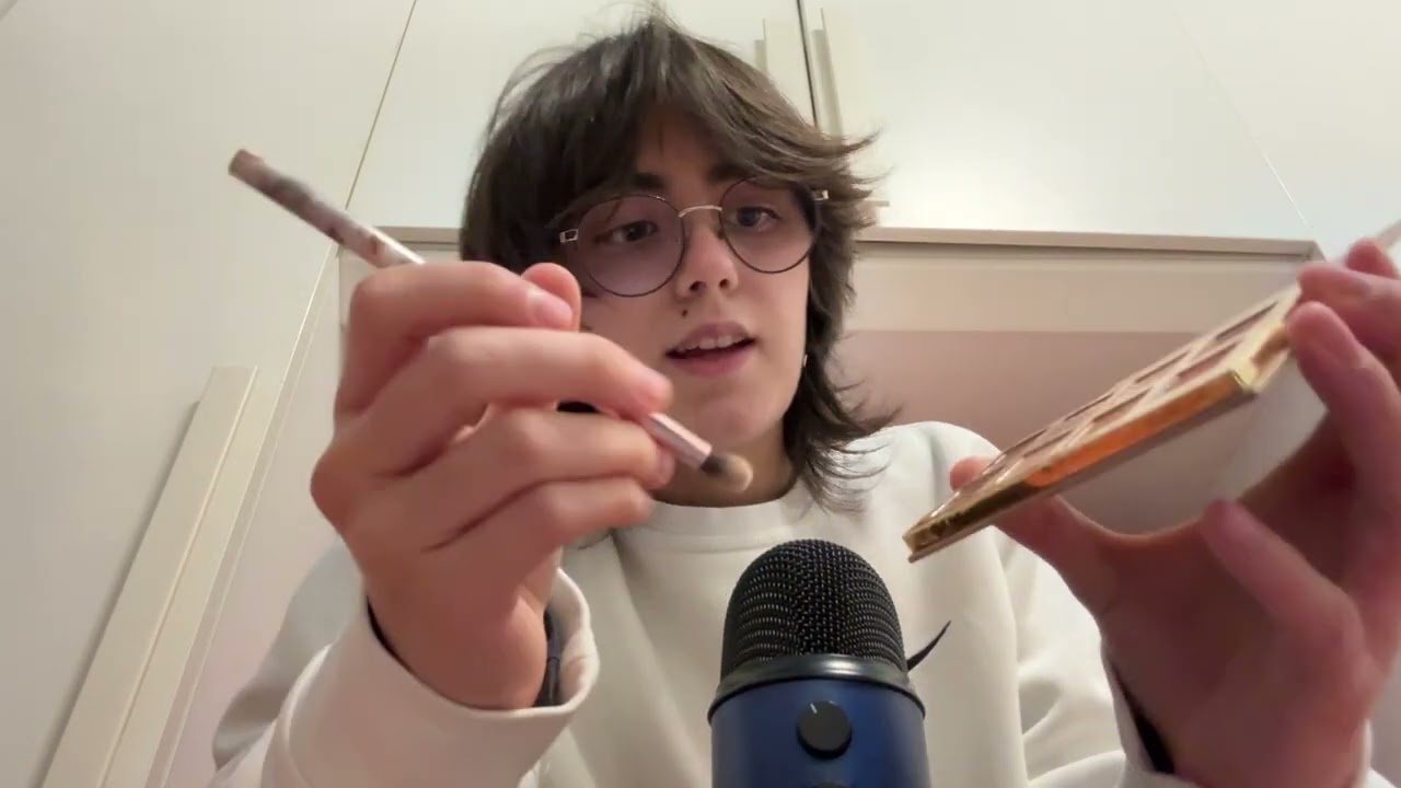 ASMR ITA 🇮🇹 - Ti trucco per una festa di Natale 🎄
