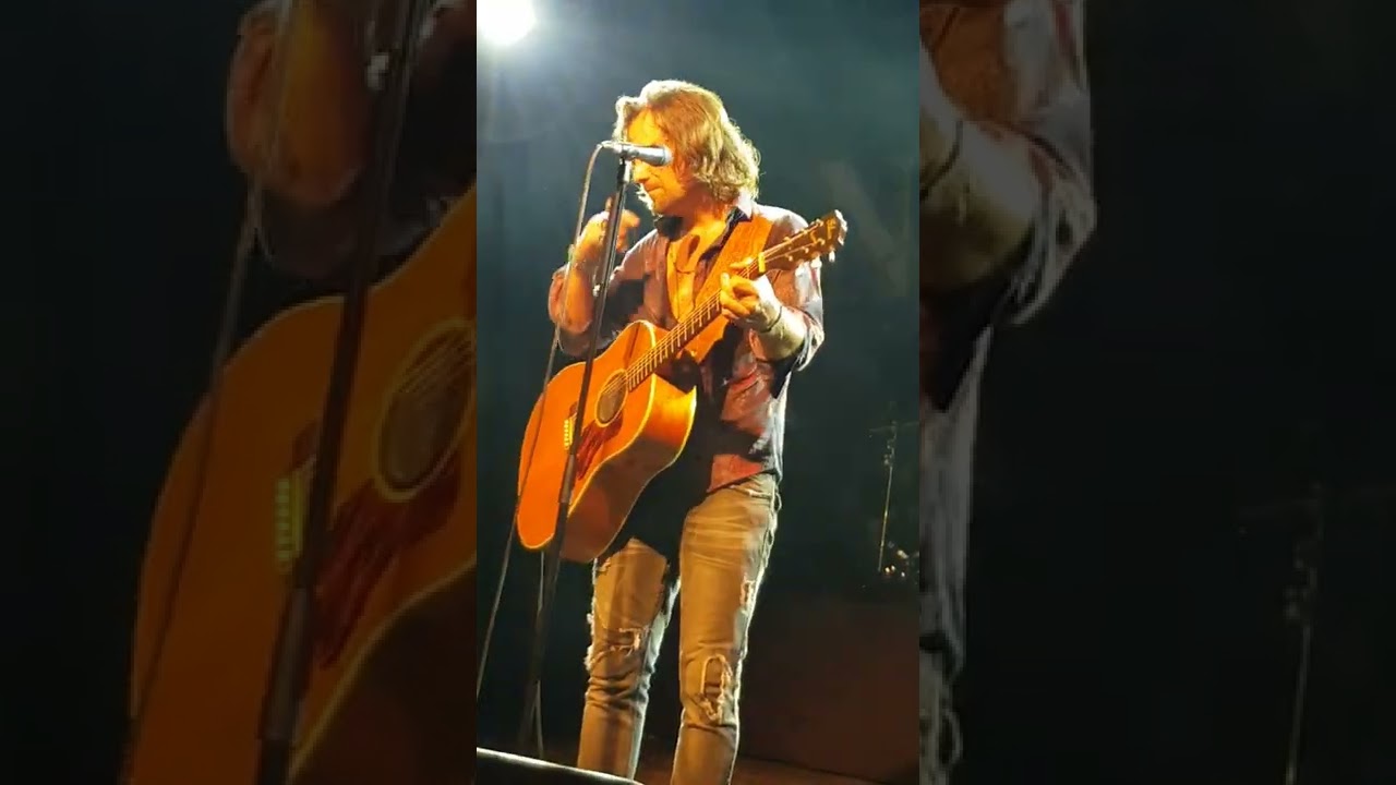 Timmy Rough from The New Roses on January 9th, 2020 in the Markthalle Hamburg