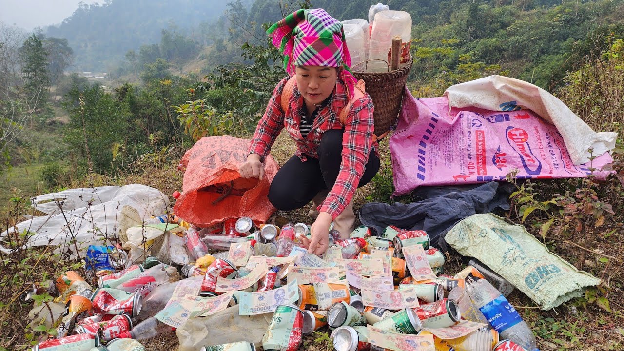 THE GIRL WHO COLLECTS PLASTIC BOTTLES EARNS A LOT OF MONEY FROM SCRAP.