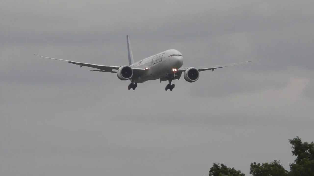 Kuwait Airways Boeing 777 Landing London Heathrow in a Crosswind