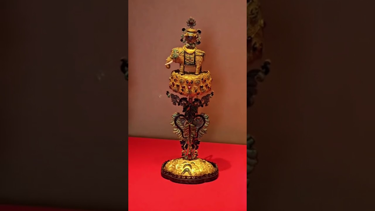 故宫里另外买票的珍宝馆太多人了，挤都挤不进去