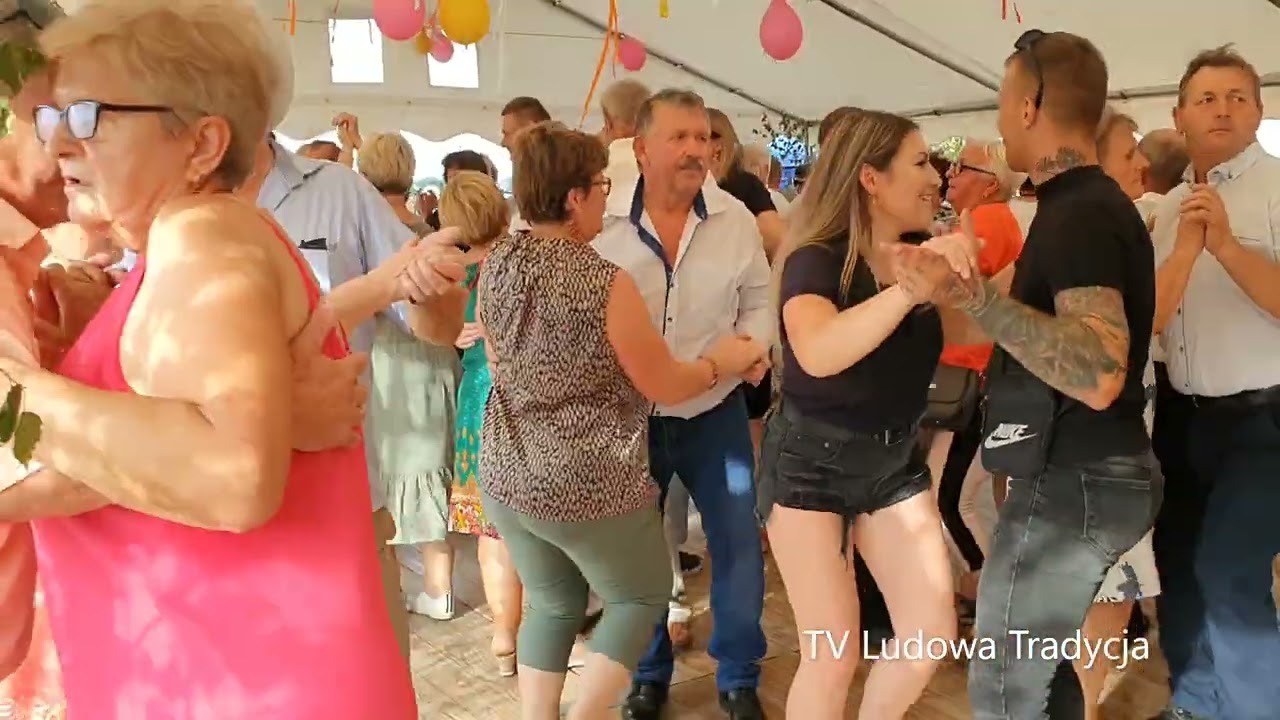 Wśród licznie zgromadzonych tancerzy Ola z Czarkiem i fantastyczny klimat potańcówki w Dębinach