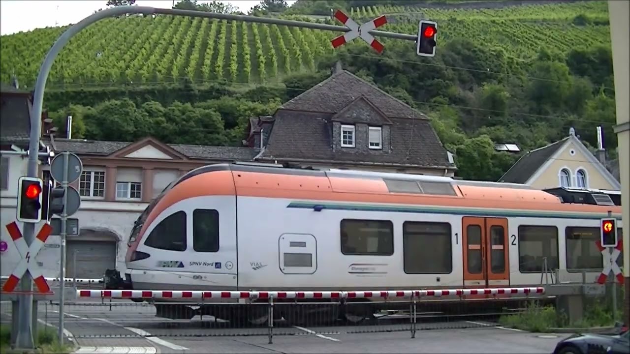 Bahnübergang Rüdesheim am Rhein // German Railroad crossing // Duitse Spoorwegovergang