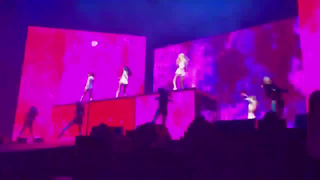 BLACKPINK - Lisa Left Alone Due To Stage Malfunction In Hamilton #BLACKPINKInYourArea