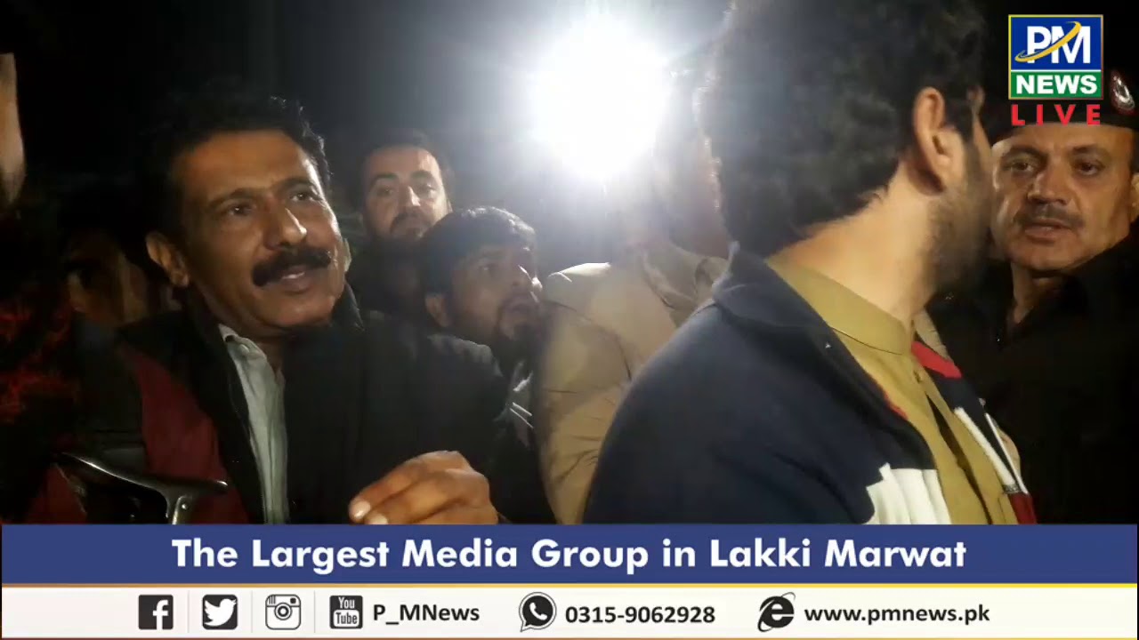 Protesters hold talks with Lakki Marwat DSP Iqbal Mohmand #lakkimarwattv