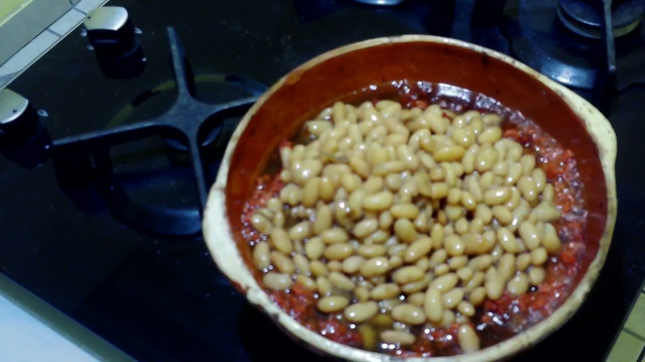 mollete de frijoles con chorizo