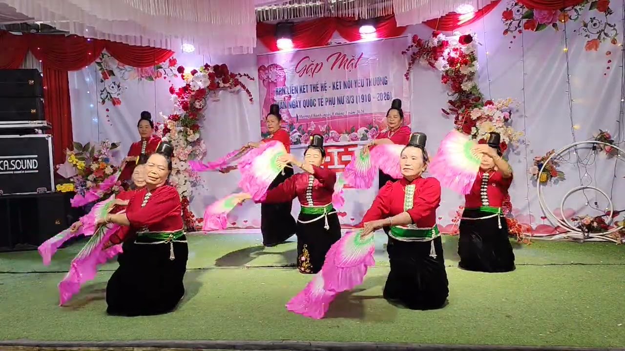 Đội văn nghệ bản hạm múa quạt mừng 8/3😍😍😍