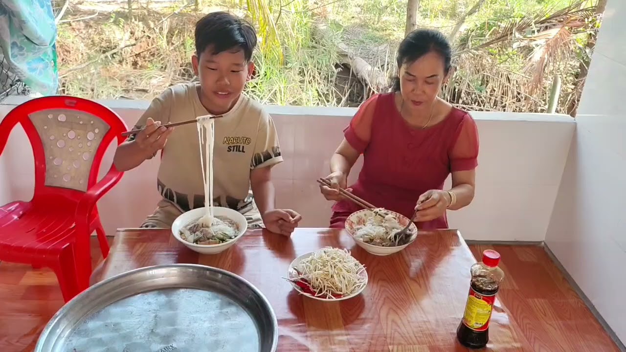Buổi sáng gia đình ở quê nấu hủ tiếu xương ngon ngọt mời cả nhà cùng ăn./CLMT 