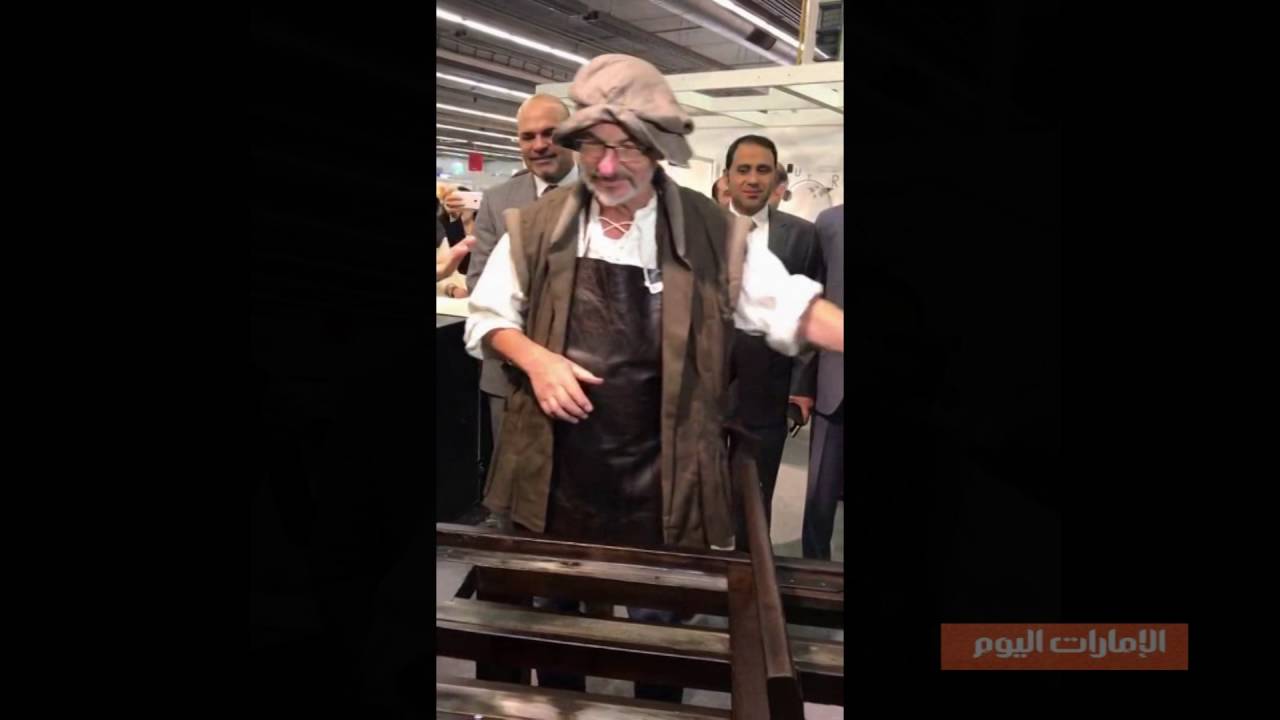 حاكم الشارقة يشهد عرضاً لطريقة طباعة أول طابعة في العالم