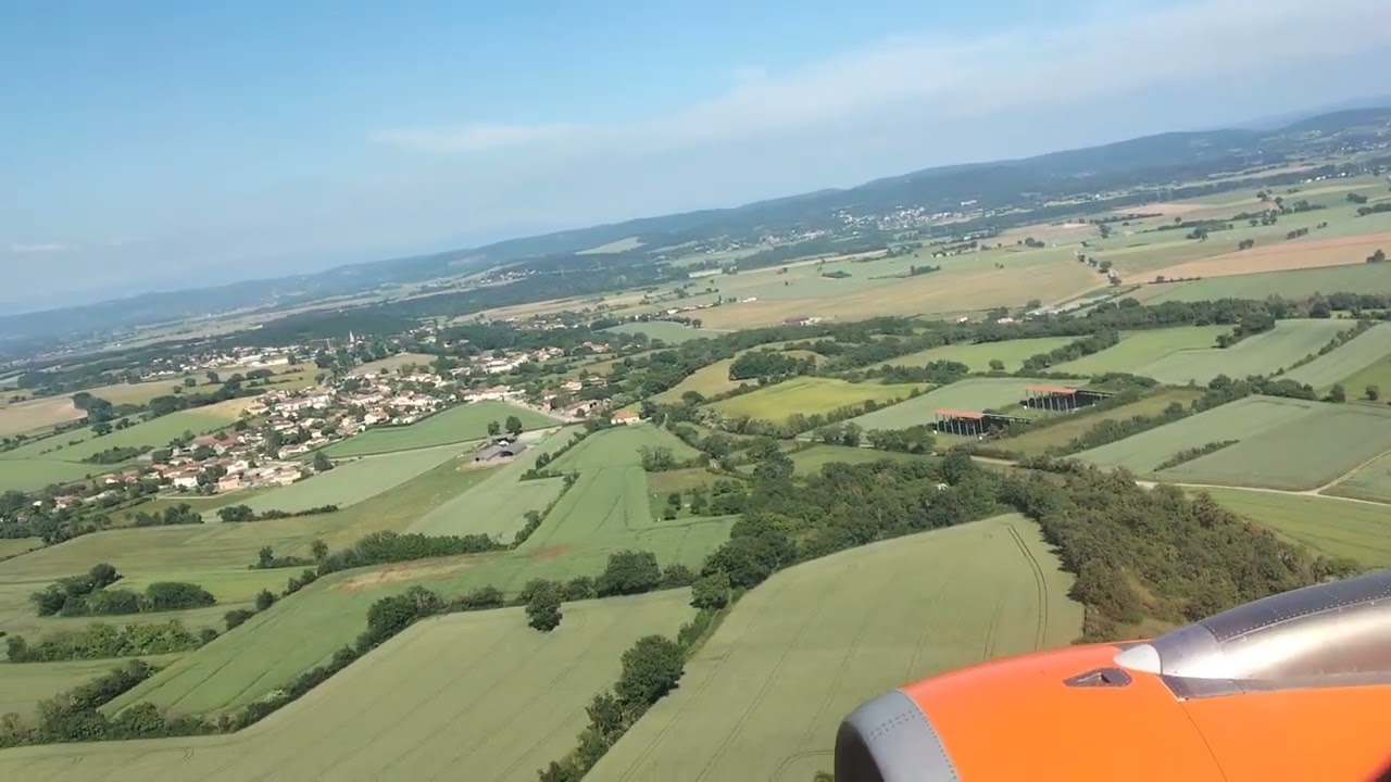 Easyjet A319 landing in LYS