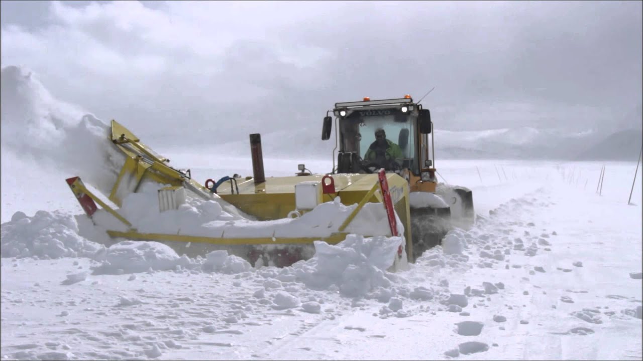 Brøyting av nasjonal turistvei over Valdresflye 23. mars. 2015.