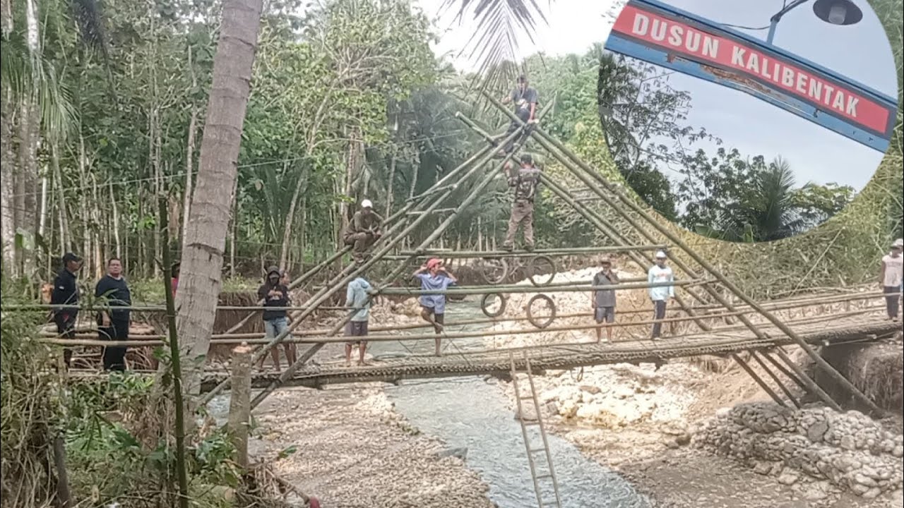Gotong royong warga membuat jembatan bambu