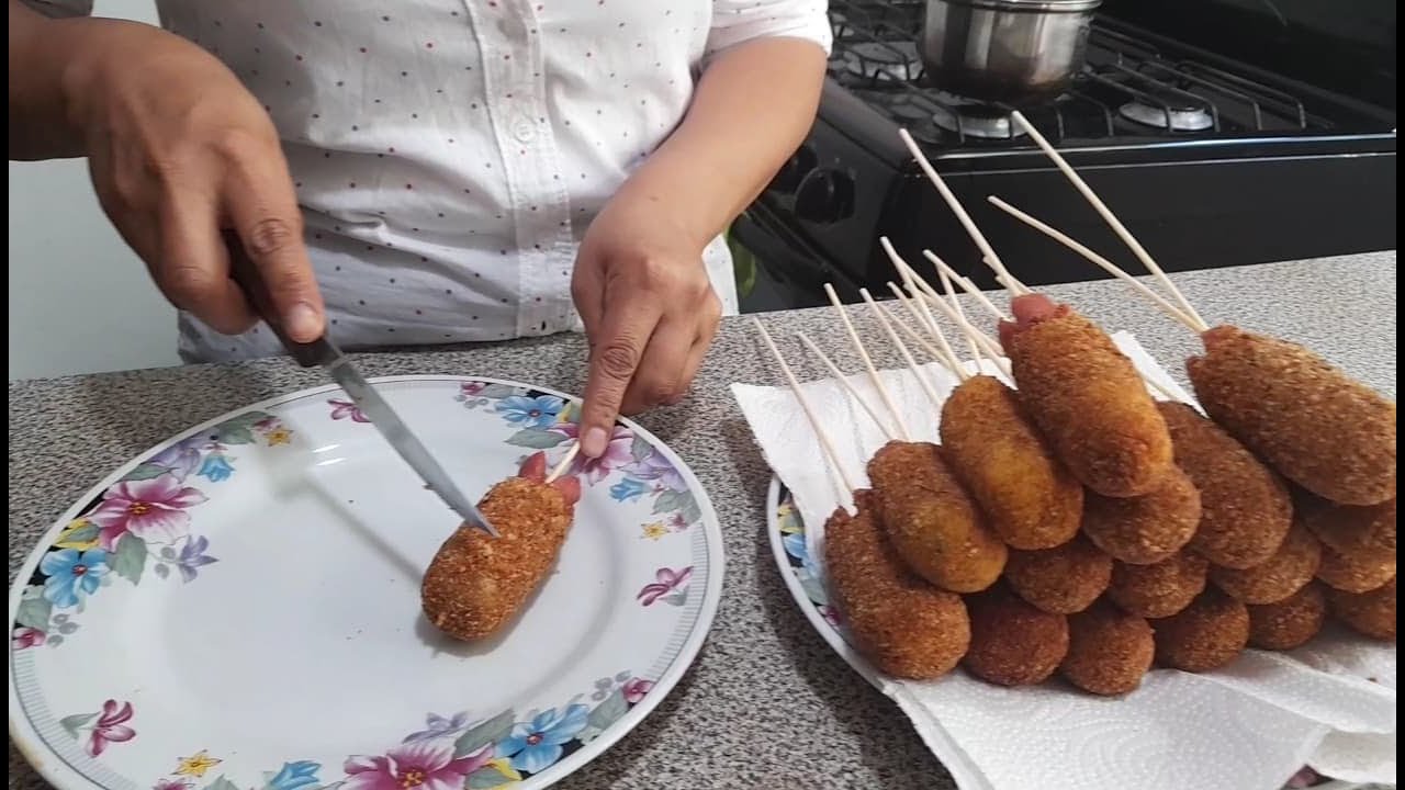 Deliciosas banderillas de salchicha con papa.