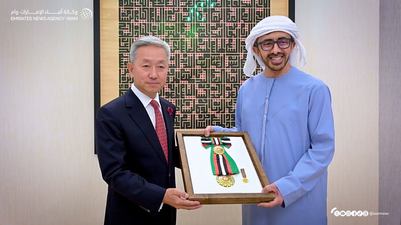 رئيس الدولة يمنح السفير الصيني وسام زايد الثاني من الطبقة الأولى
