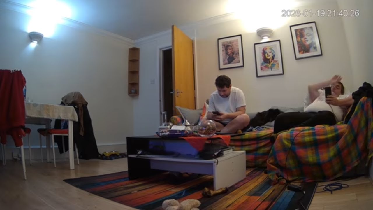 🔴 24/7 LIVE: Italian Couple in London - Real Life [LIVING ROOM 🛋️] - MiGIPepeVibes - Cam 1