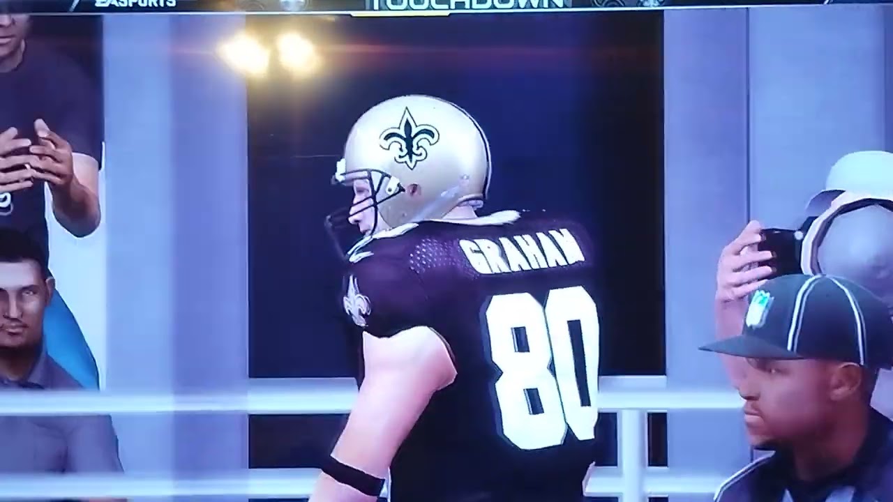 Jimmy Graham makes touchdown by stiff arm