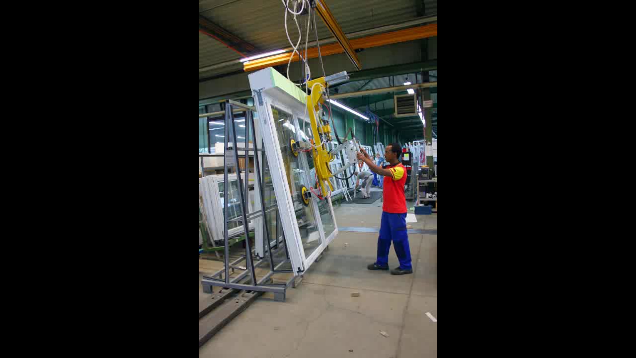 Das Vakuum-Hebeger&auml;t 7005-ADrk4/E im Einsatz bei der Hoffmann GmbH & Co. KG