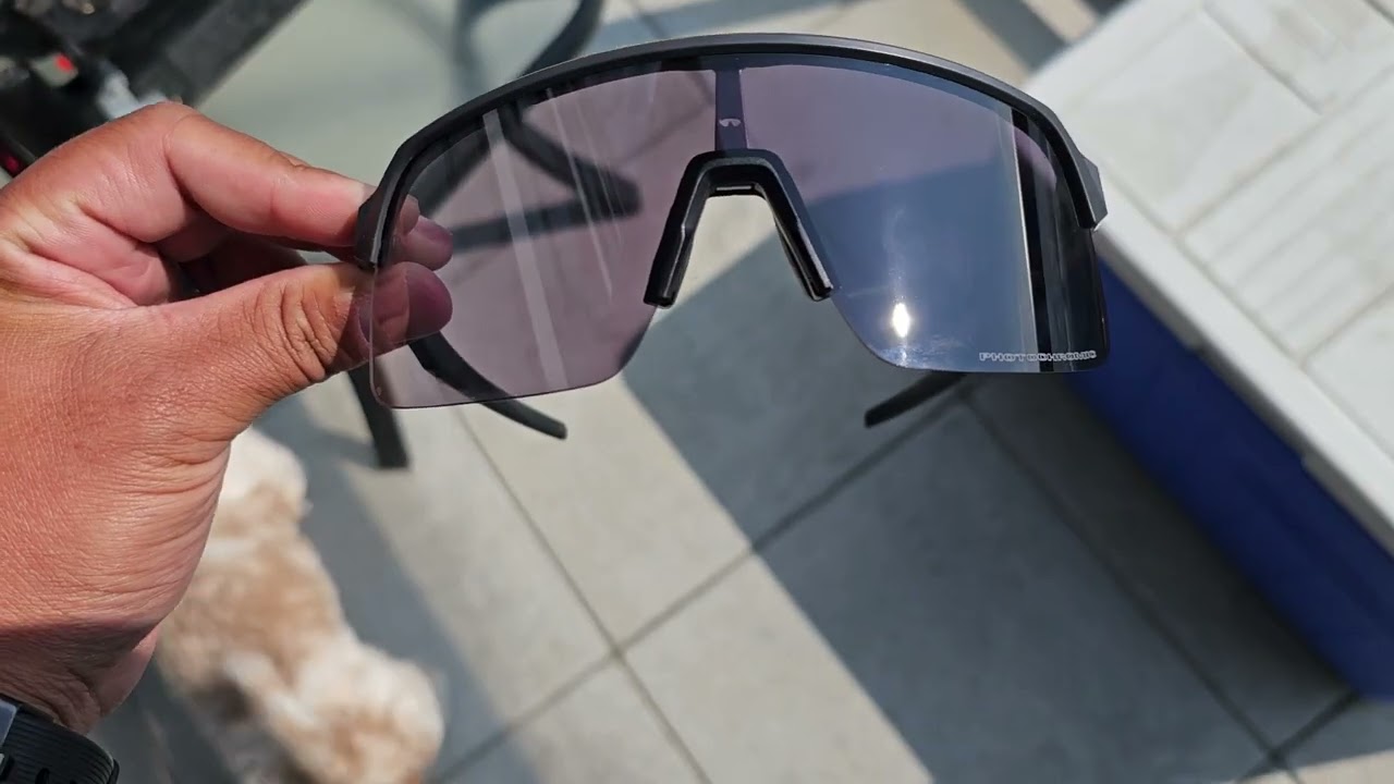 Oakley Sutro lite photochromic lense clear to dark transition