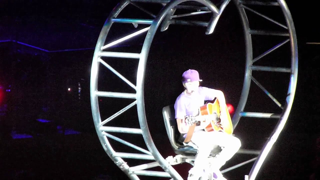 Justin Bieber 29/03/2011 Paris Bercy (Never let you go & Favorite Girl)