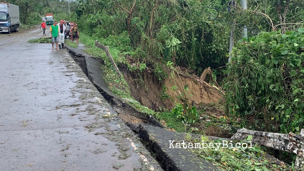 Gumuho ang Kalsada 😱 🙏 sa Andaya highway Sipocot Camarines sur. Dulot ng Bagyong Uwan’ PANOORIN 