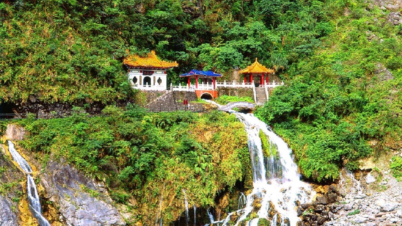 Shrine na may falls nakakamangha!!!!!