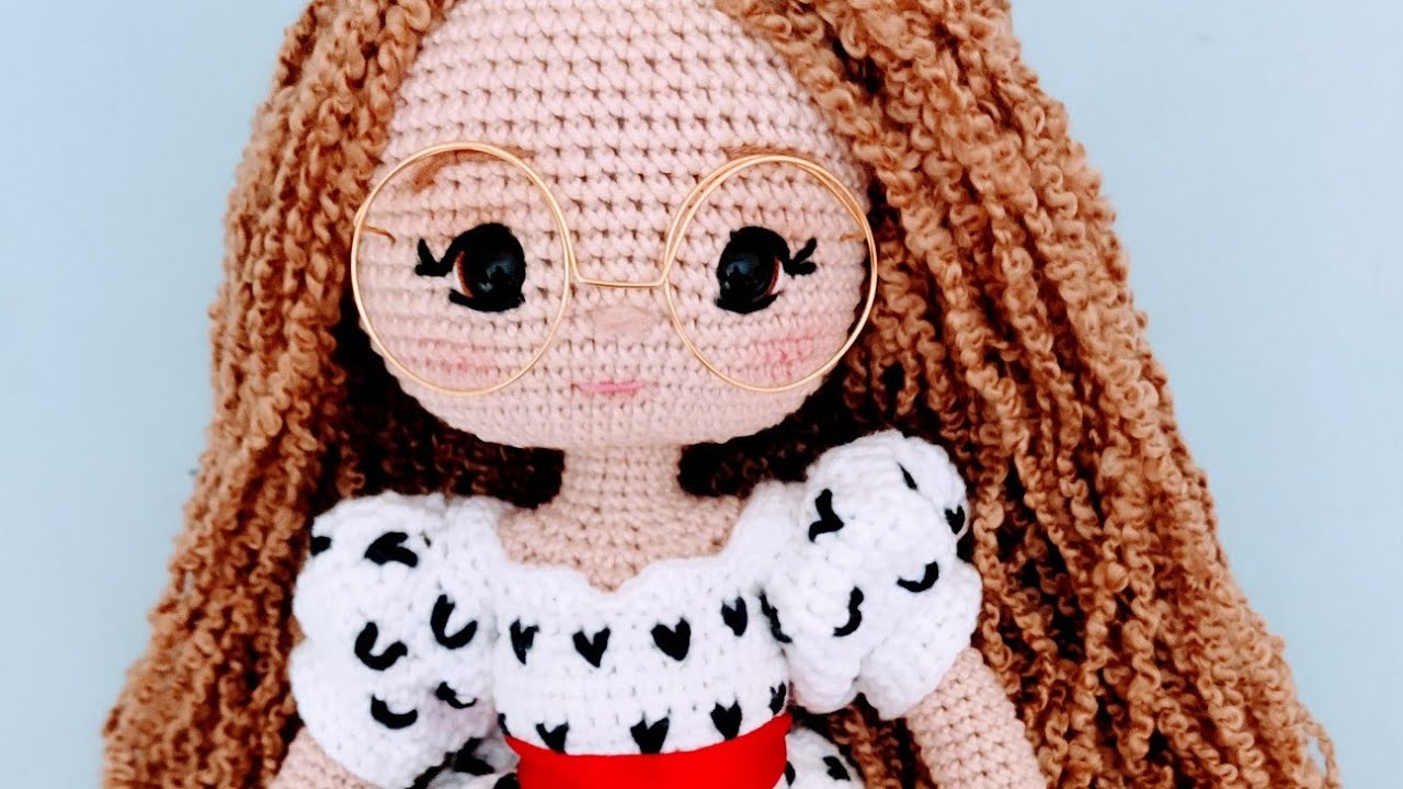 Mangas e bordado do vestido da boneca Pri.