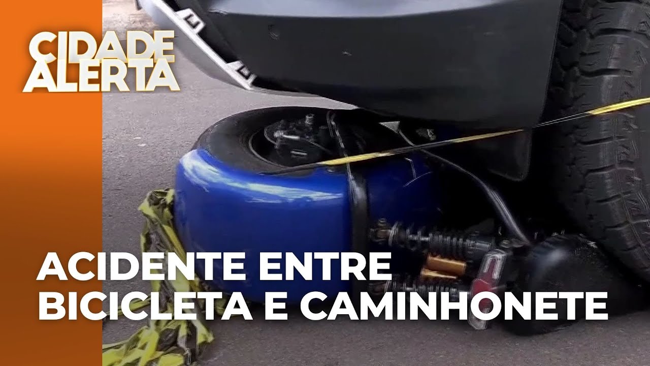 Bicicleta elétrica vai parar embaixo de caminhonete em acidente; vítima é um adolescente
