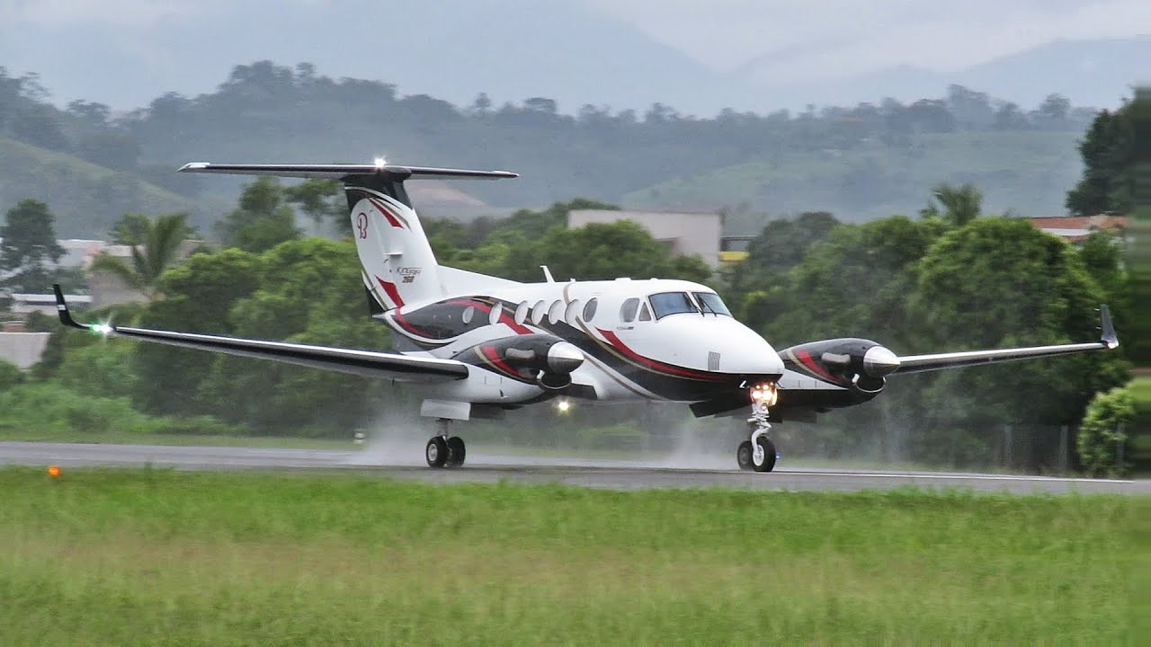 Beechcraft King Air 260 Pousando na Chuva
