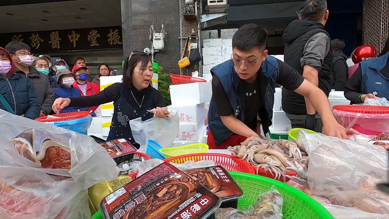 有夠恐怖的買氣烏日真的有夠誇張 #中彰海王子 #烏日火車站 #海鮮叫賣 #海鮮拍賣
