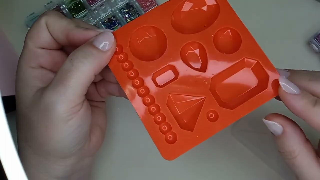Resina uv - per principianti, breve spiegazione teorica e realizzazione di una creazione con stampo
