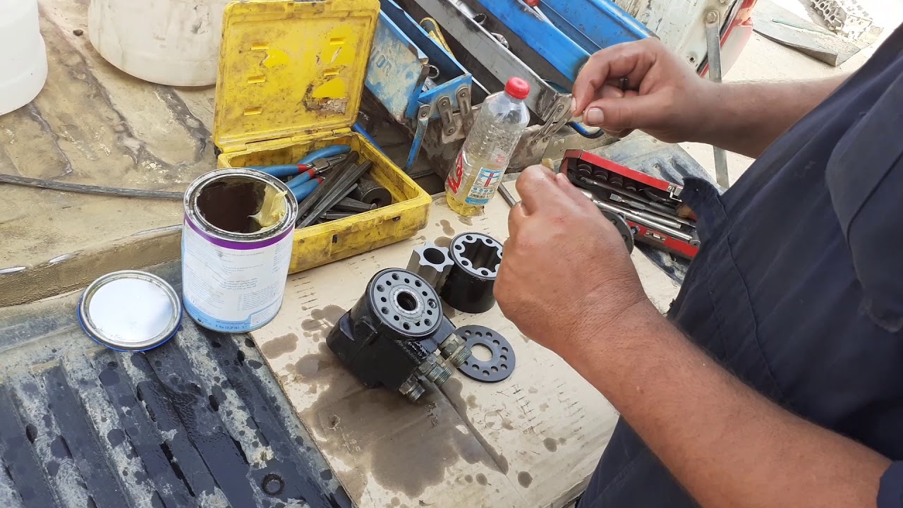 CAT  viberatery compactor. CS 74.... how to remove and install ORBITAL STEERING  UNIT.