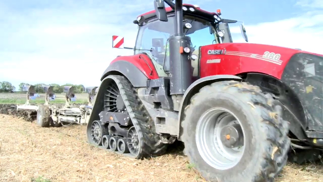 MAGNUM 380 AFS IL NUOVISSIMO TRATTORE CASEIH ALL'OPERA IN ARATURA CON PENTA VOMERO ERMO