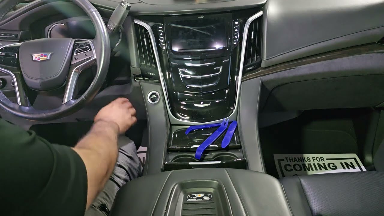 Ремонт сенсорного экрана радиоприемника Cadillac Escalade 2019 года