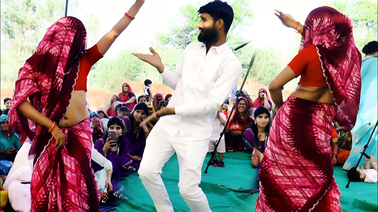 #viralvideo ग्राम गुबरिया में रसीली भाभी ने किया बेहतरीन डांस || नचे मत गोरी नजर लग जय है || Roli...