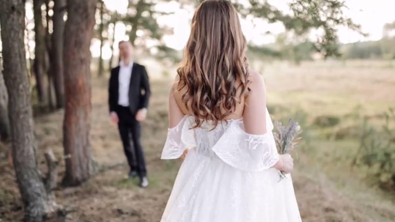 DEJAME ENTRAR. -- La puerta estrecha es el matrimonio.