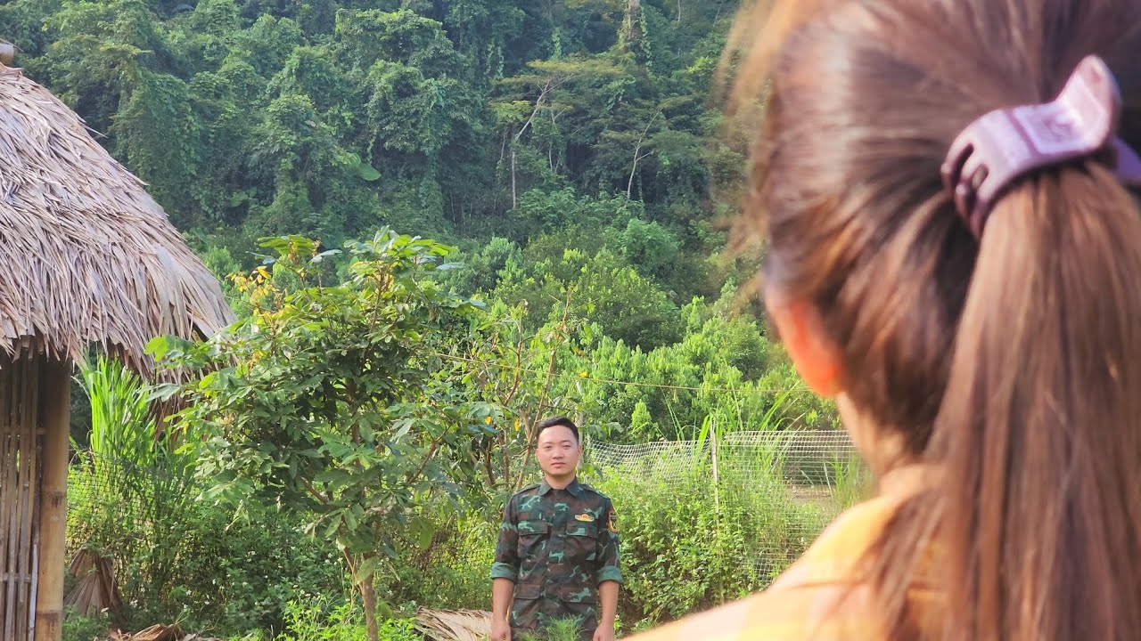Police lover returns after many days of dangerous duty, single mother is extremely happy/@mm10090