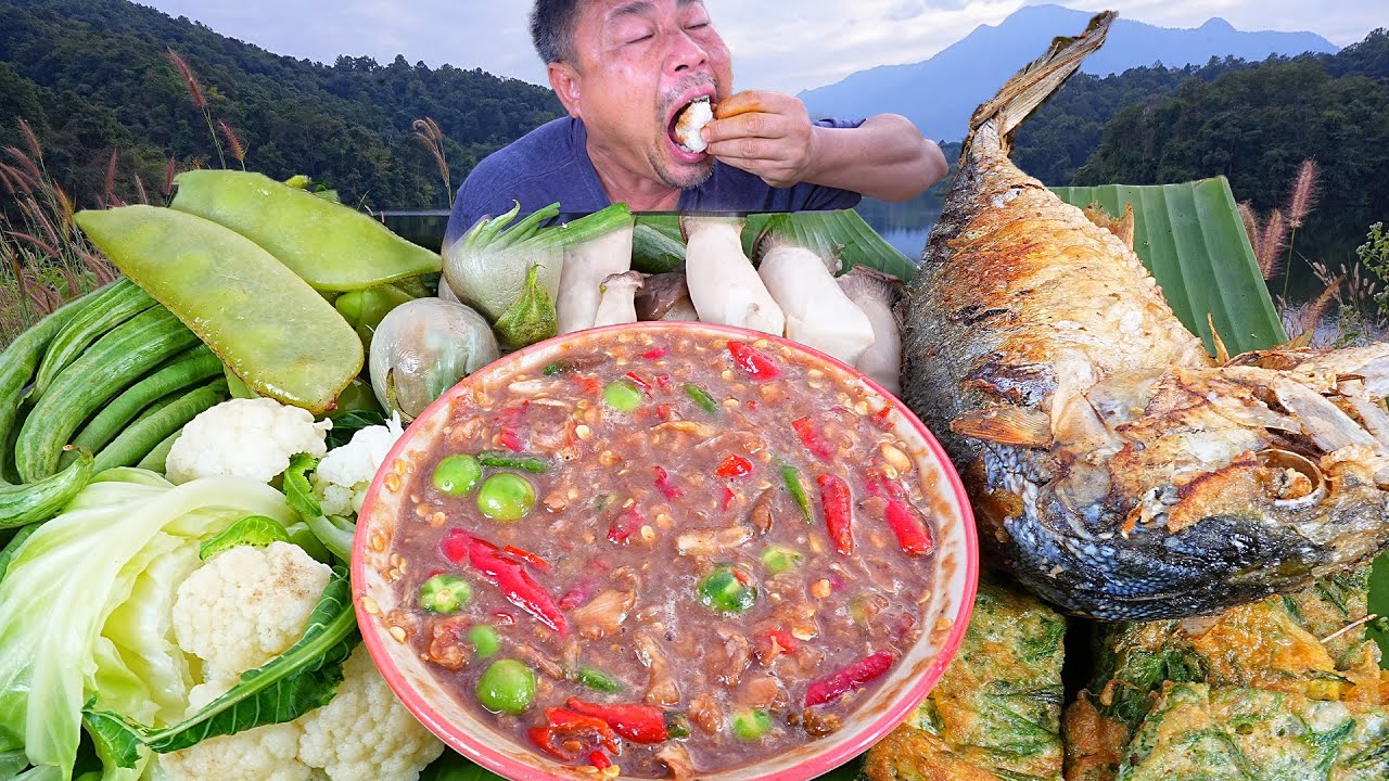น้ำพริกกะปิ(กะปิใต้)ปลาทูทอด ไข่เจียวชะอม ผักต้ม-12-12-2025-