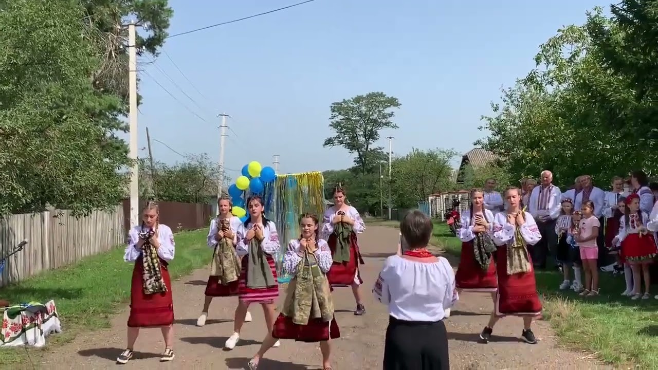 Танець «Біля тополі калина росте»