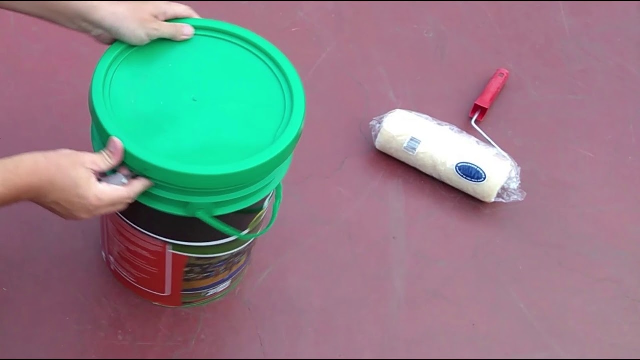 Destapar balde de pintura con abridor