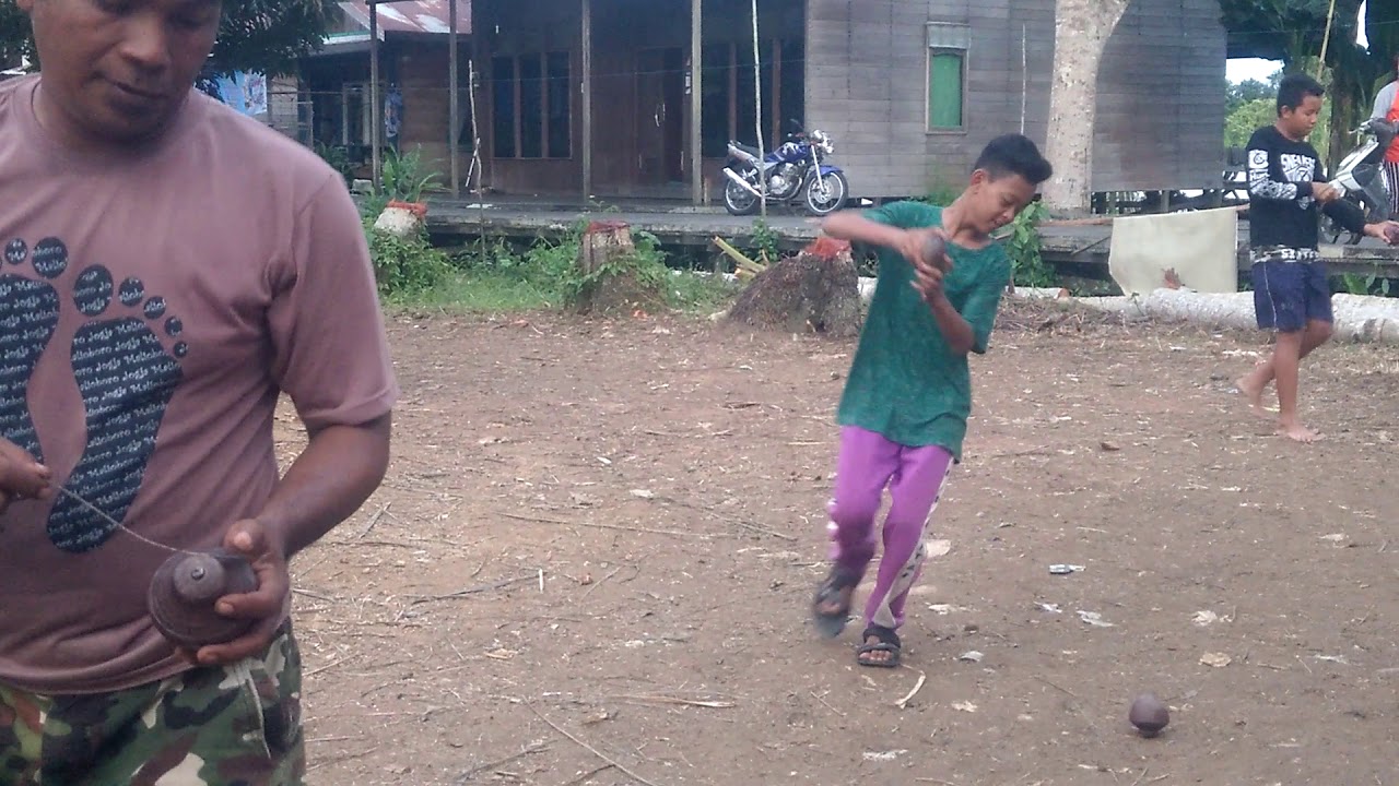 Beturai Gasing kayu batu dimuara muntai