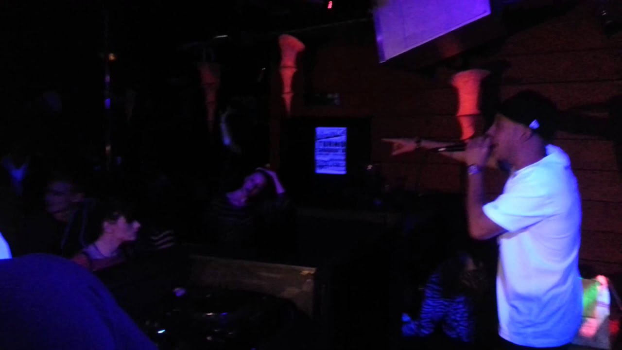 Dj Red-i and Mc jonny kash tearing up club Carbon(