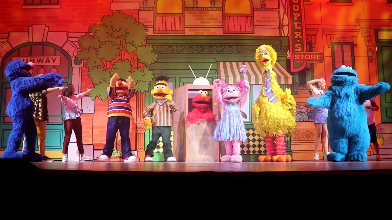 Elmo's TV time at Universal Studios Singapore [Full Version]
