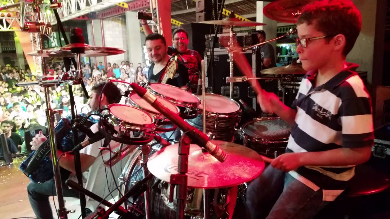 Garoto Davi tocando com a Banda Som e Louvor