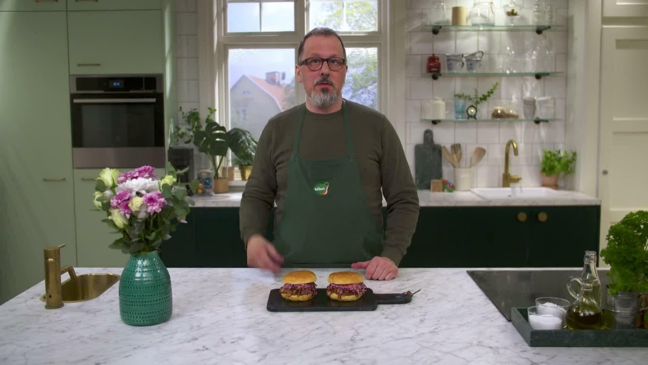 Kökets middag: BBQ-burgare på fläskkarré med het rödkålssallad - Köket