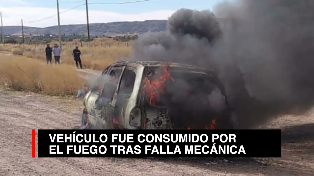 Vehículo se incendia en la carretera Durango–Parral