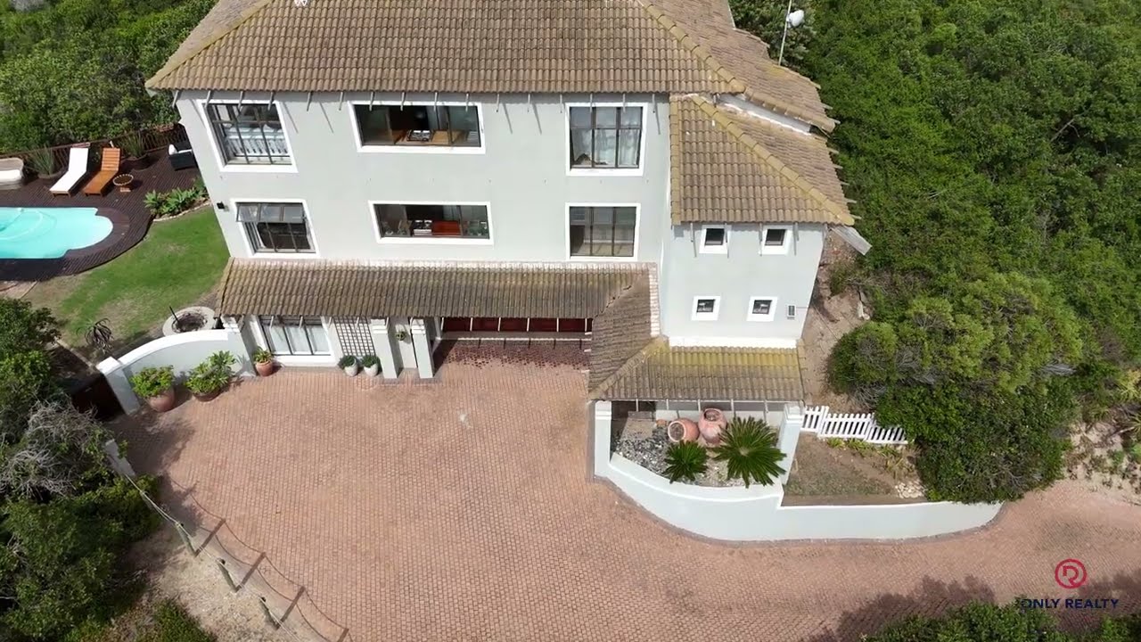 STUNNING  MODERN 8  BEDROOM HOUSE IN SOUGHT AFTER PARADISE BEACH