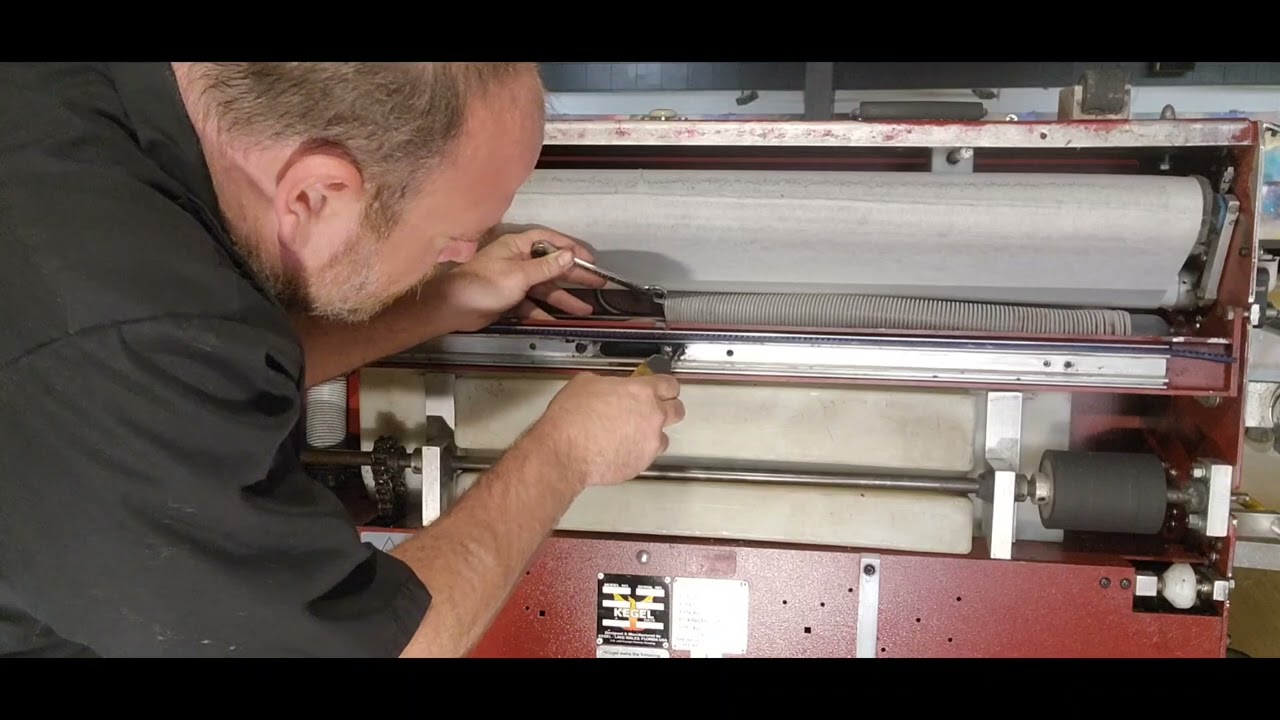 2006 KUSTODIAN Plus lane machine squeegee and cushion roller replacement.